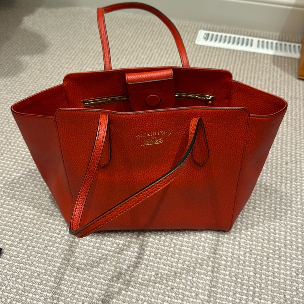 Gucci Shoulder bag.  100% authentic, Great handbag